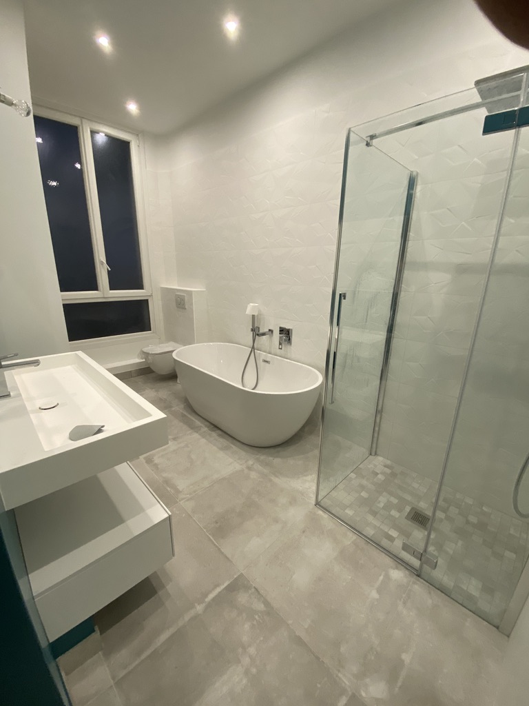 Salle de bains avec baignoire ïlot et douche à l'italienne